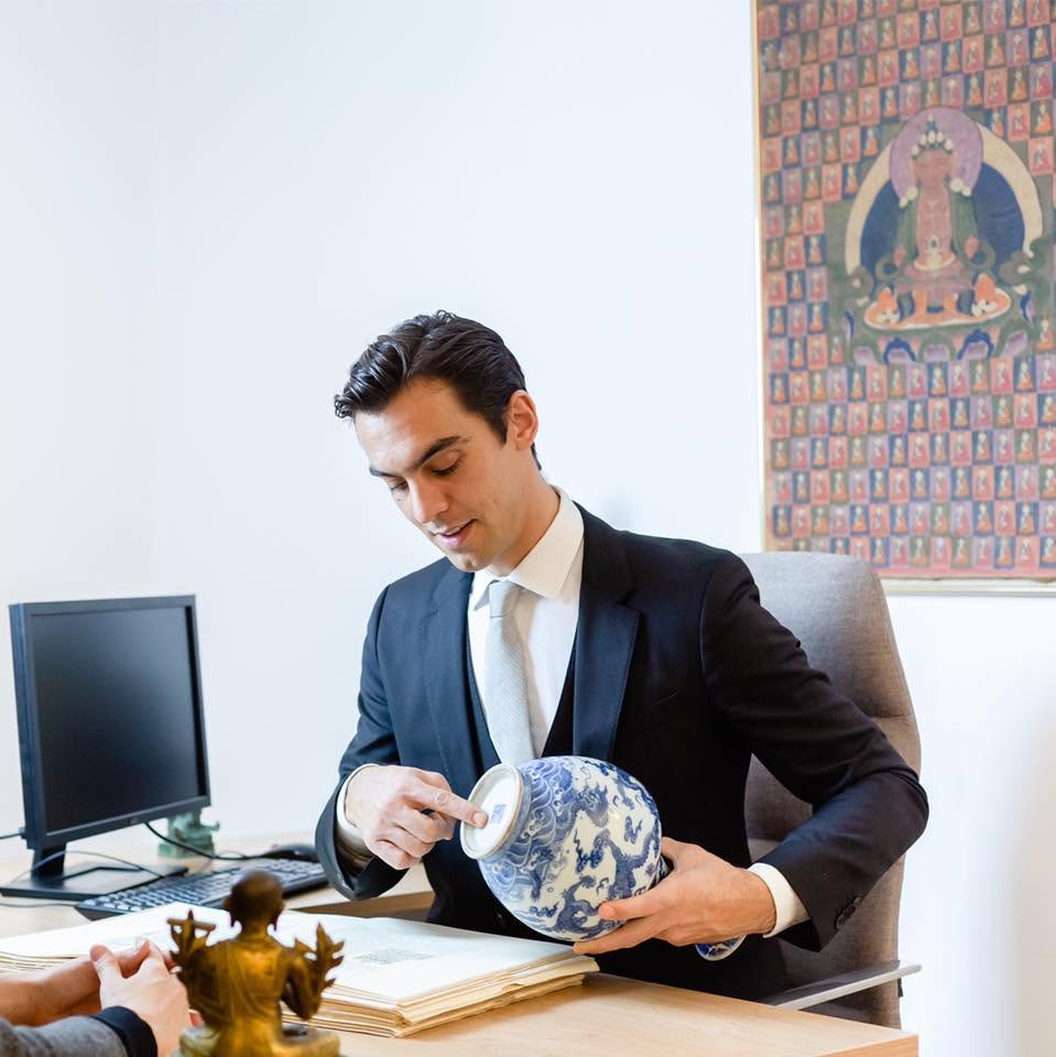 Who Exactly Is an “Art Expert”?